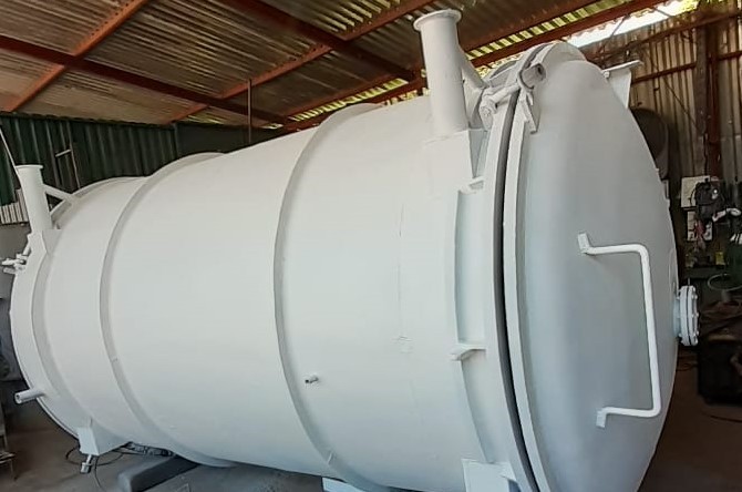 AUTOCLAVE INTERIOR TODO EM AO INOX , AQUECIMENTO A VAPOR , COM MEDIDAS DE 2000MM DE DIMETRO X 3000MM COMPRIMENTO